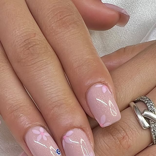 Zartrosa Nageldesign mit kleinen Blüten